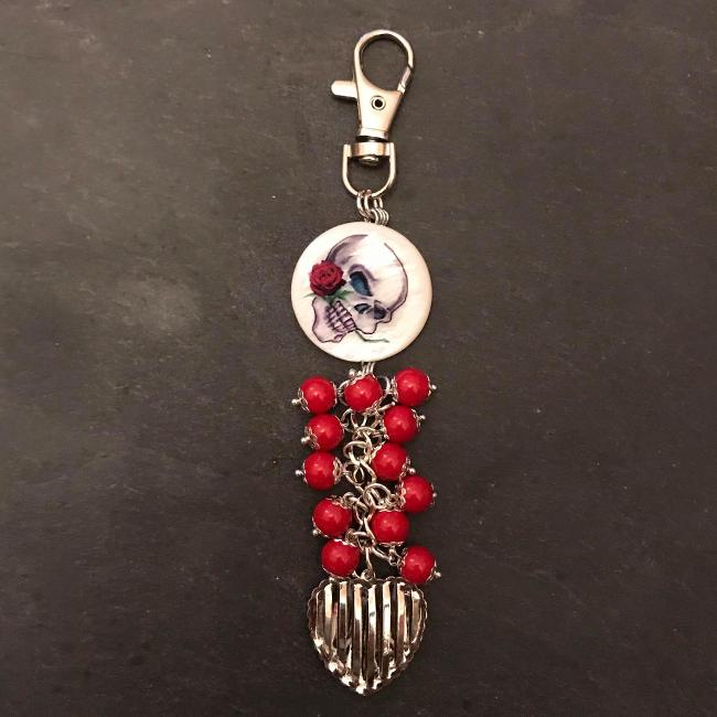 This fun bag charm can clip easily onto your bag, your coat, or anywhere you like. 